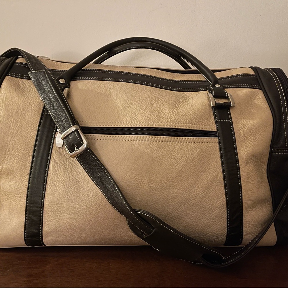 READY FOR WEEKEND GATEWAY? Beautiful legitimate leather bag @ an amazing price.